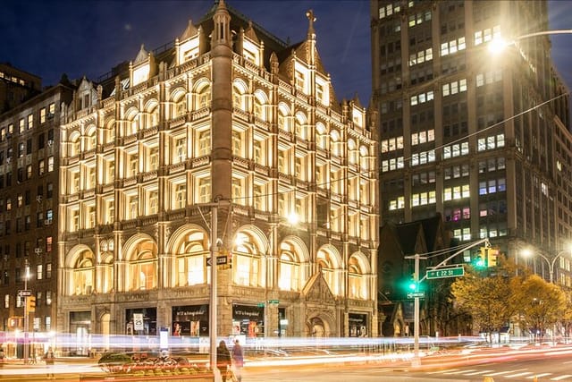 Fotografiska New York at night. Located in a six-floor, historic 1892 landmark building in New York City’s Flatiron District at Park Avenue and 22nd Street.